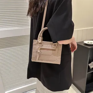 Damen Umhängetasche mit Krokodilmuster in Hellbraun kombiniert mit schwarzem Blazer