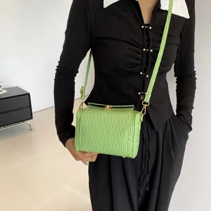 Borsa a tracolla plissettata verde lime con fibbia dorata indossata dalla modella