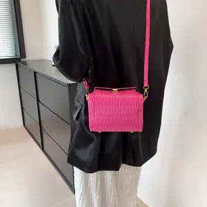Borsa a tracolla fucsia in pelle PU plissettata con fibbia dorata e design rettangolare