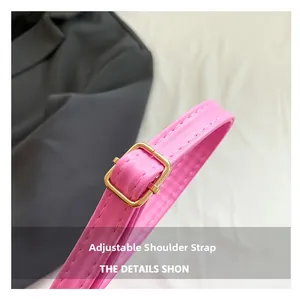 Detailansicht des rosa Leder-Schultergurts mit verstellbarer goldener Metallschnalle