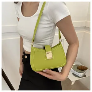 Borsa sottobraccio verde lime minimalista in pelle liscia con dettagli in metallo dorato