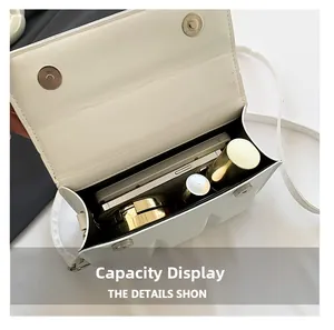 Capaciteitsweergave van witte geplooide crossbodytas met ruimte voor telefoon en make-up