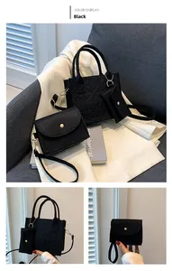 Vue détaillée des sacs à main en feutre noir avec motifs étoilés et boucles dorées