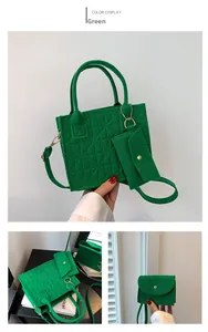 Détails du sac cabas en feutre vert avec gaufrage trèfle et pochette assortie