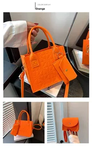 Détails du sac cabas en feutre orange gaufré avec porte-monnaie et anses rondes