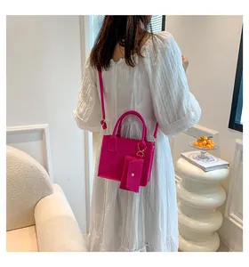 Sac à main matelassé rose vif et petite pochette assortie avec une robe blanche