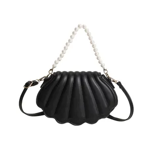Elegante bolso de fiesta negro con asa de perlas y correa de hombro delgada