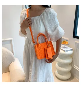 Détail du sac à main orange en feutre gaufré avec bandoulière et porte-monnaie