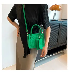 Vue détaillée du sac à bandoulière en feutre gaufré vert avec mini porte-monnaie et métal doré
