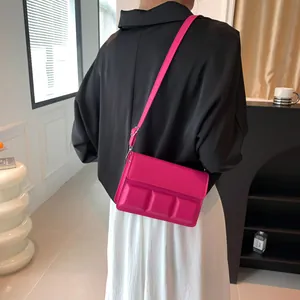 Franse stijl felroze crossbodytas met trendy 3D-chocoladetextuur en handvat boven