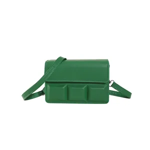Minimalistische felgroene vierkante crossbodytas met modern geometrisch patroon