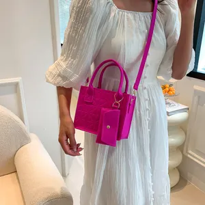 Sac fourre-tout en feutre fuchsia gaufré avec bandoulière et porte-monnaie assorti