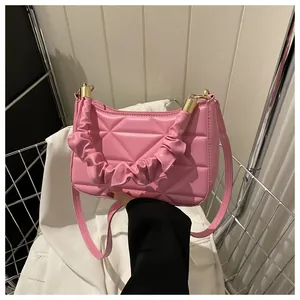 Detailansicht der rosa Tragetasche mit geometrischer Steppung und plissiertem Griff