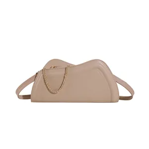 Beige Schultertasche aus Leder mit Goldkette und wellenförmigem Rand für Damen