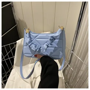 Nahaufnahme der hellblauen gesteppten Tote-Bag mit Falten Griff und goldenen Beschlägen