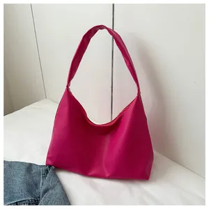 Close-up detail of the fuchsia Hobo bag made of smooth synthetic leather with a wide strap