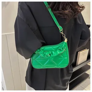 Detailaufnahme der hellgrünen gesteppten PU-Ledertasche mit gewellten Faltenkanten
