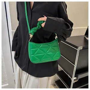 Grüne gesteppte Handtasche aus Kunstleder mit gerafftem Griff und Dreiecksmuster-Detail