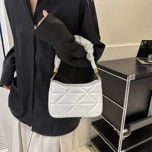 Weiße gesteppte Baguette-Tasche mit geriffeltem Griff und goldenen Schnallen