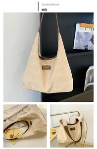 Détail du sac hobo matelassé blanc cassé avec garniture en cuir marron et bandoulière