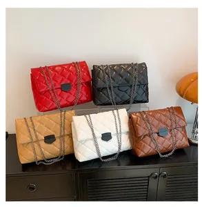 Gesteppte Ketten-Schultertaschen in fünf Farben wie Rot, Schwarz und Beige Töne