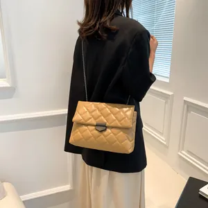 Elegante apricotfarbene Stepptasche mit Kettenschultergurt und klassischem Rautenmuster