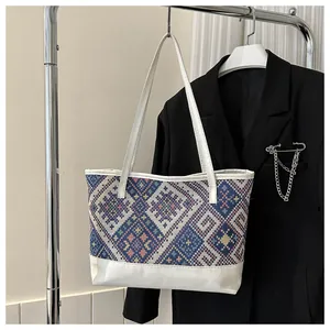 Détail du grand cabas tricoté aux motifs ethniques avec base en similicuir blanc