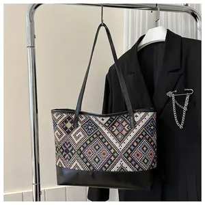 Détail du motif géométrique tissé coloré sur un grand sac cabas avec anses en cuir
