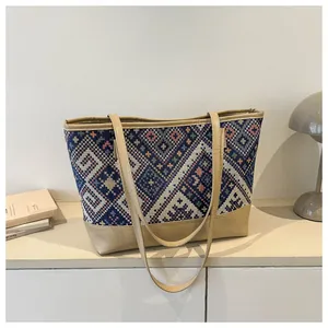 Détail du motif ethnique géométrique et de la bandoulière beige du cabas