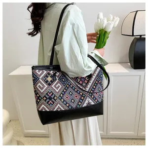 Sac cabas ethnique avec tissage géométrique coloré et base en similicuir noir