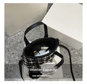 Détail de l'intérieur du sac cabas en tweed montrant sa grande capacité pour cosmétiques