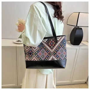 Sac cabas en tricot ethnique aux motifs géométriques colorés et bandoulière en cuir noir