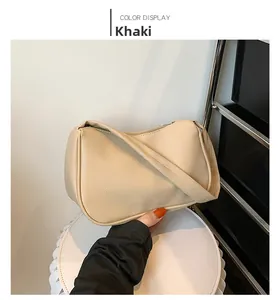 Detail der khakifarbenen Umhängetasche aus geprägtem Leder mit praktischem Reißverschluss