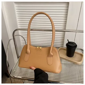 Détails du sac à main marron clair avec fermetures éclair dorées et logo embossé chic