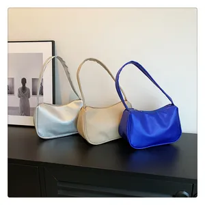 Schicke Achseltaschen in Silber, Beige und Blau mit Kunstleder-Finish in Litschi-Struktur