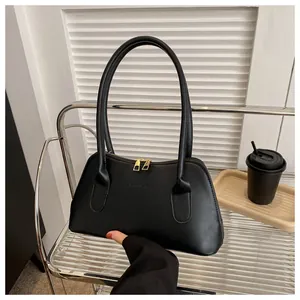 Vue détaillée d'un sac bandoulière noir texturé avec double fermeture éclair dorée