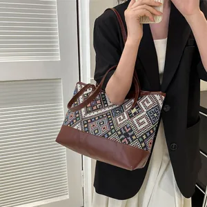 Grand sac cabas style ethnique avec motif géométrique et lanières en cuir marron