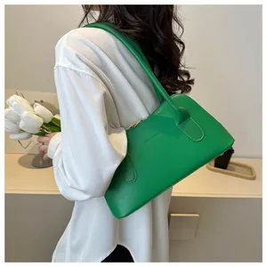 Gros plan sur le sac à épaule en cuir vert avec lettrage Fashion & Bag embossé