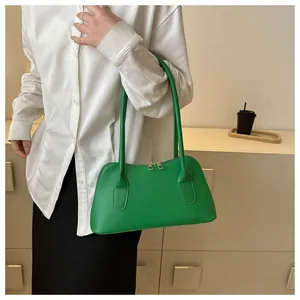 Détail du sac à bandoulière en cuir mat vert vif avec inscription MIND ONG BAG gravée