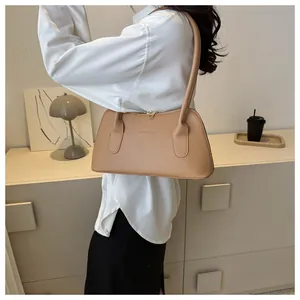 Modèle portant le sac sous le bras en cuir mat camel avec gaufrage Fashion & Bag