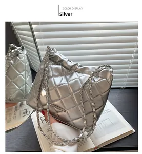 Detailansicht der silbernen Stepptasche mit Metallkette und weicher Ledertextur