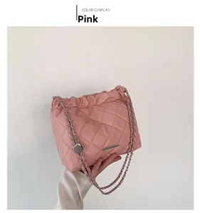 Detailansicht der rosa gesteppten Ledertasche mit silberner Kette und Metallverzierung