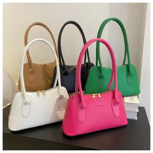 Cinq sacs à main en cuir colorés sur marches avec doubles fermetures éclair dorées