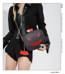 Λεπτομέρεια τσάντας κολοκύθας Halloween με κόκκινο πρόσωπο και κρεμαστό νυχτερίδα