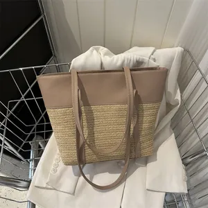Große Shopper-Tasche aus Strohgeflecht mit braunem Kunstleder-Besatz und Schultergurten