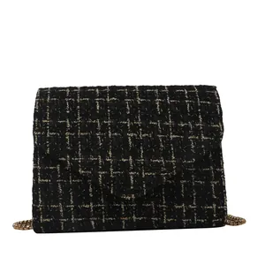 Bolso de cadena clásico en tweed negro y dorado con solapa en V y elegante correa