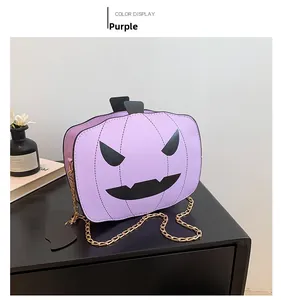 Λεπτομέρεια από μοβ τσάντα κολοκύθα Halloween με μαύρο πρόσωπο και χρυσή αλυσίδα