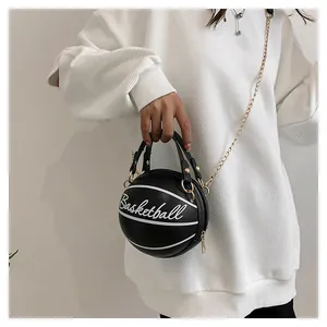 Détail d'un sac à main noir en forme de basket avec coutures blanches et chaîne dorée