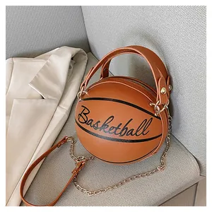 Détail du sac à bandoulière en forme de basket avec texture en similicuir premium
