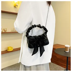 Borsa a tracolla nera alla moda con fiocco elegante e manico con design a pieghe